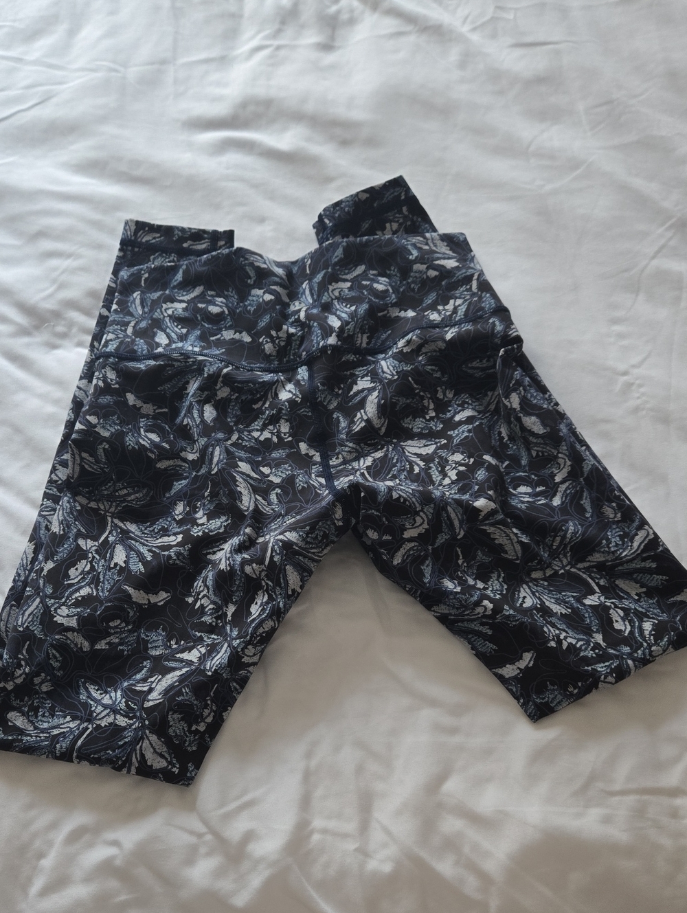 lululemon athletica Black, Blue and White Floral Leggings-waist 26